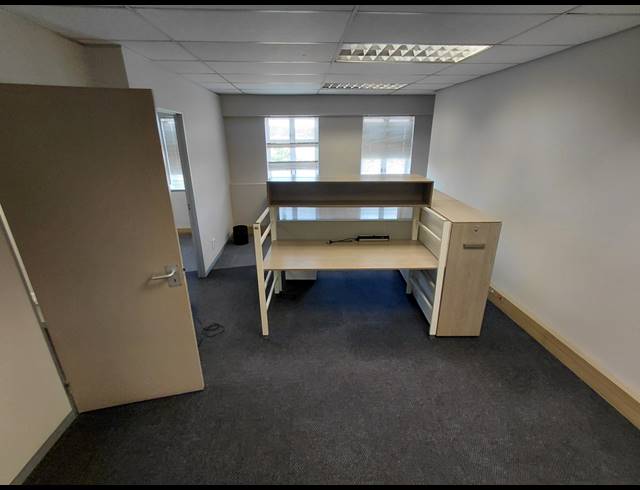 104M² OFFICE TO LET IN FOURWAYS